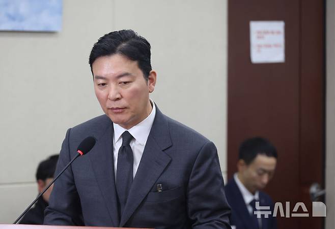 [서울=뉴시스] 고승민 기자 = 김성훈 대통령경호처 차장이 지난 1월22일 서울 여의도 국회에서 열린 제421회 국회(임시회) 윤석열 정부의 비상계엄 선포를 통한 내란 혐의 진상규명 국정조사특별위원회 제5차 전체회의 1차 청문회에서 윤건영 더불어민주당 의원 질의를 들으며 생각에 잠겨 있다. 2025.01.22. kkssmm99@newsis.com