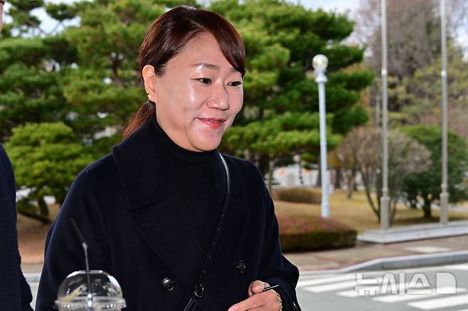[창원=뉴시스] 차용현 기자 = 5일 오후 명태균 의혹의 핵심 제보자인 미래한국연구소 회계담당자 강혜경 씨가 소환조사를 받기 위해 경남 창원검찰청에 출석하고 있다. 2025.03.05. con@newsis.com