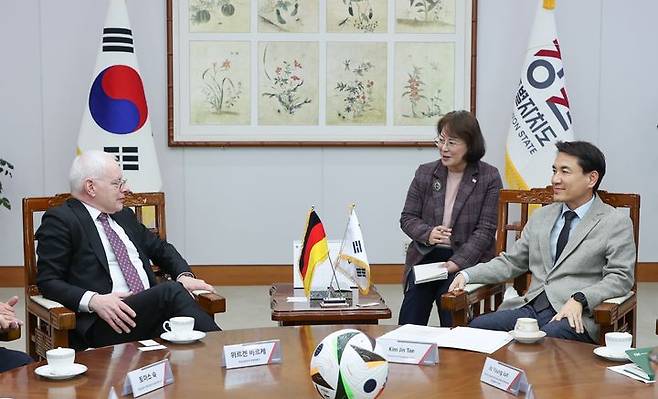 [춘천=뉴시스] 6일 강원특별자치도(도지사 김진태. 사진 오른쪽 첫 번째))는 이날 도청에서 위르겐 바르케(Jurgen Barke) 독일 잘란트(Saarland)주 부총리(사진 왼쪽), 경제‧혁신‧디지털‧에너지부 장관을 만나 양 지역 간의 협력 방안을 논의했다 고 밝혔다. 강원특별자치도 제공. *재판매 및 DB 금지