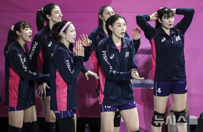 [인천=뉴시스] 정병혁 기자 = 6일 인천 부평구 인천삼산월드체육관에서 열린  프로배구 2024-2025 V리그 여자부 흥국생명 핑크스파이더스와 현대건설 힐스테이트 배구단의 경기, 흥국생명 김연경이 동료들을 격려하고 있다. 2025.03.06. jhope@newsis.com
