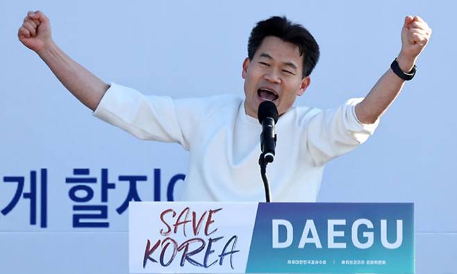 전한길 한국사 강사가 지난달 8일 대구 동구 동대구역 광장에서 열린 세이브코리아 국가비상기도회 ‘윤석열 대통령 탄핵 반대 집회’에서 발언을 하고 있다. 대구=뉴시스