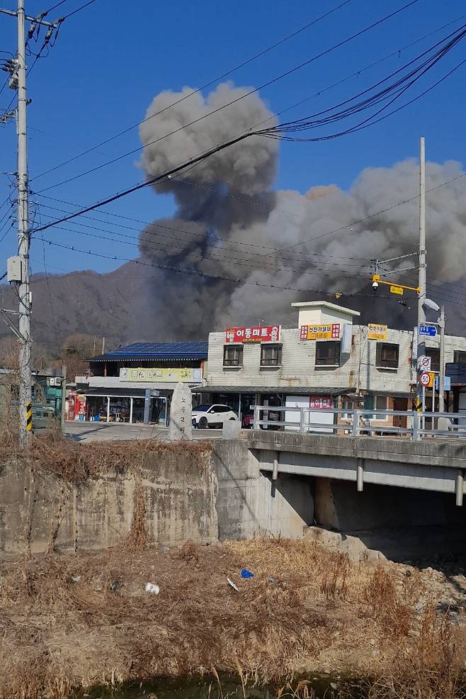 6일 경기 포천시 이동면 노곡리 한 마을에 공군 전투기에서 떨어진 폭탄이 터지면서 검은 연기가 솟아오르고 있다. 독자 제공