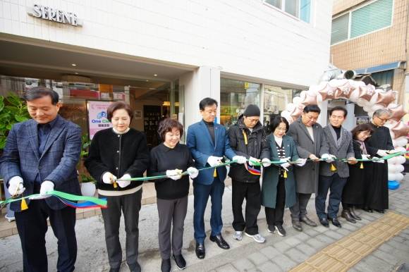 이승로(왼쪽 네 번째) 서울 성북구청장이 지난달 28일 장위동 카페 세린에서 자활기업 개업식을 축하하고 있다. 성북구 제공