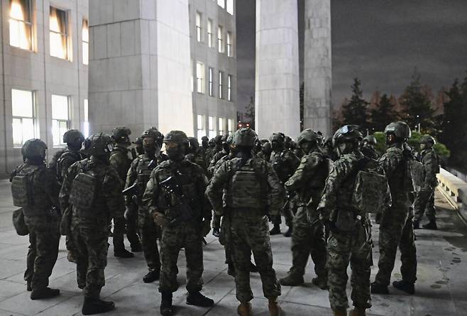 12·3 비상계엄 선포 이후, 국회 경내에 진입한 계엄군이 국회 본청 주변에 서 있다. ⓒKyodo News