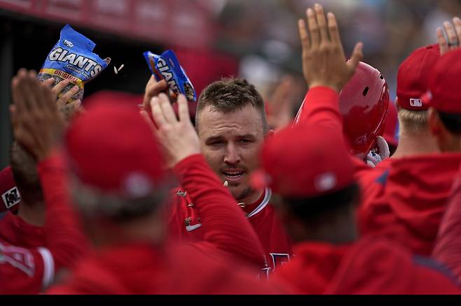 홈런을 치고 더그아웃에서 축하를 받는 마이크 트라웃.    템피 | AP연합뉴스