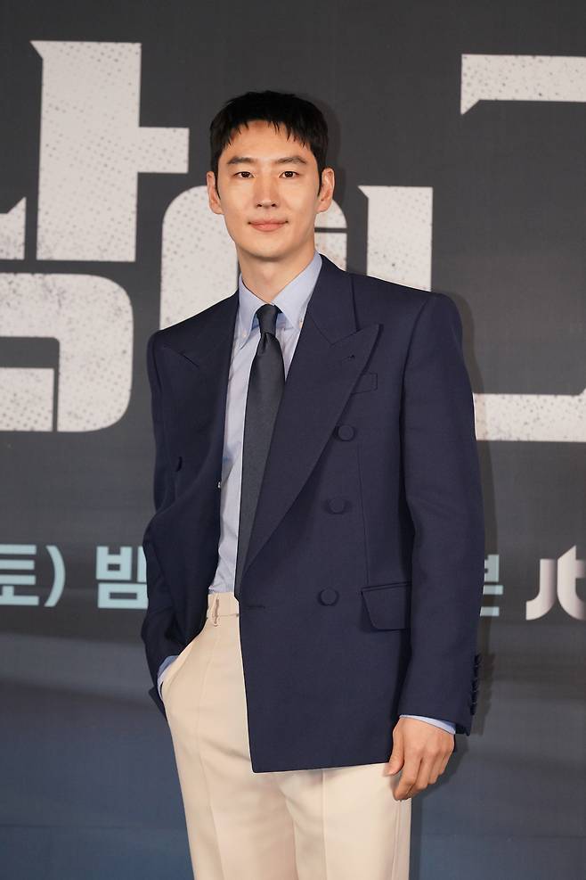 배우 이제훈이 6일 오후 서울 신도림 라마다호텔에서 열린 JTBC 새 주말극 ‘협상의 기술’ 제작발표회에 참석해 포즈를 취하고 있다. 사진 JTBC