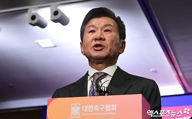 유승민 대한체육회장 회장은 5일 국회 본관 문화체육관광위원회 회의실에서 열린 문체부 전체 회의에 참석해 취임 인사를 했다. 이날 유 회장은 4선에 성공한 정몽규 대한축구협회장에 대해 문체부나 체육회 차원의 조처를 묻는 질의에 대해 이의 제기가 없으면 결격 사유가 없는 것으로 판단하고 인준을 해야하는 것이 규정이라고 밝혔다.  그러나 의원들이 문제를 제기하자 인준 보류에 대해 면밀히 검토하겠다고 말했다. 엑스포츠뉴스DB