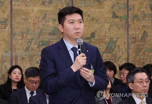 유승민 대한체육회장 회장은 5일 국회 본관 문화체육관광위원회 회의실에서 열린 문체부 전체 회의에 참석해 취임 인사를 했다. 이날 유 회장은 4선에 성공한 정몽규 대한축구협회장에 대해 문체부나 체육회 차원의 조처를 묻는 질의에 대해 이의 제기가 없으면 결격 사유가 없는 것으로 판단하고 인준을 해야하는 것이 규정이라고 밝혔다.  그러나 의원들이 문제를 제기하자 인준 보류에 대해 면밀히 검토하겠다고 말했다. 연합뉴스