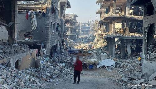 폐허로 변한 가자지구 (서울=연합뉴스) 가자지구 북부의 무너진 건물 사이를 살펴보고 있는 세이브더칠드런 팔레스타인 사무소 직원. 2025.3.5 [세이브더칠드런 제공. 재판매 및 DB 금지]