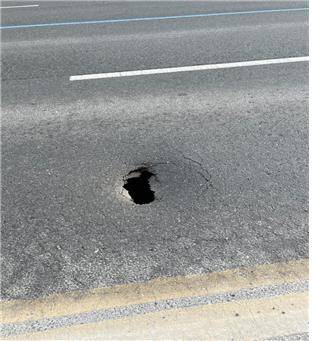 이군이 발견한 싱크홀 [대전둔산경찰서 제공. 재판매 및 DB 금지]