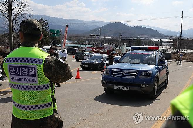 이동하는 공군 폭발물처리반 (포천=연합뉴스) 임병식 기자 = 6일 경기도 포천시 이동면 노곡리에서 공군 전투기 민가 오폭 사고가 발생해 공군 폭발물처리반이 현장으로 이동하고 있다. 2025.3.6 andphotodo@yna.co.kr