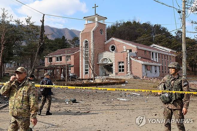 처참한 오폭 사고 현장 (포천=연합뉴스) 임병식 기자 = 6일 경기도 포천시 이동면 노곡리 공군 전투기 폭탄 오발 사고 현장의 모습. 2025.3.6 [공동취재] andphotodo@yna.co.kr