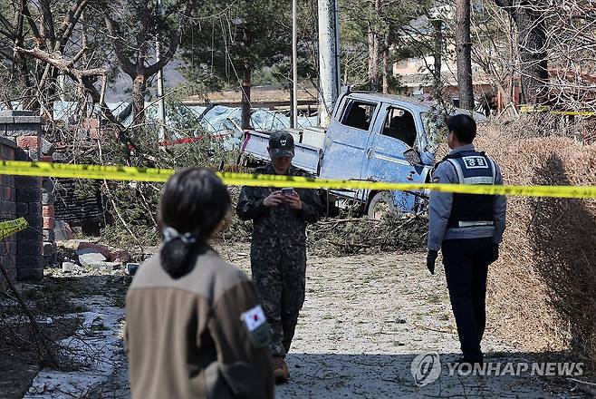 포탄 낙하 사고로 통제된 마을 일대 (서울=연합뉴스) 경기 포천시 이동면 노곡리에서 민가에 포탄이 떨어진 6일 마을 일대가 통제되고 있다. 2025.3.6 [사진공동취재단] photo@yna.co.kr