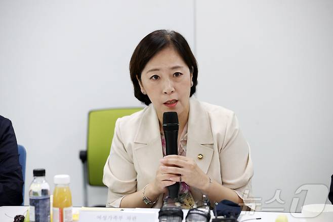 신영숙 여성가족부 차관이 위기임산부 통합 상담전화(1308)와 위기임신지원시스템의 운영 현황점검을 위해 서울 서대문구 애란원을 찾아 현장 간담회를 갖고 있다. 2024.7.19/뉴스1 ⓒ News1 이승배 기자