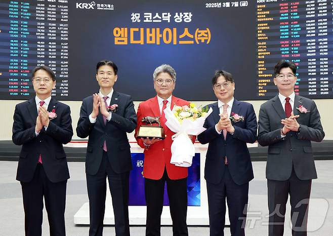7일 서울 영등포구 한국거래소에서 열린 엠디바이스의 코스닥 상장 기념식에서 김대영 한국IR협의회 부회장(왼쪽부터), 민경욱 한국거래소 코스닥시장본부장, 조호경 엠디바이스 대표이사, 이충훈 삼성증권 부사장, 김준만 코스닥협회 상무가 기념촬영을 하고 있다. (한국거래소 제공. 재판매 및 DB 금지) 2025.3.7/뉴스1