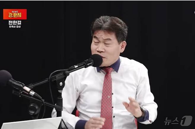 역사강사 전한길 씨가 7일 TV조선 유튜브 채널 '류병수의 강펀치'에서 한동훈 전 국민의힘 대표를 "배신의 아이콘, 배신자"라며 격하게 비난했다. (유튜브 갈무리) ⓒ 뉴스1