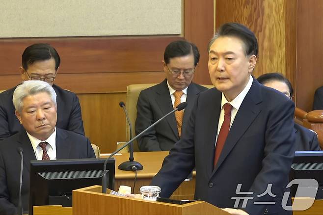 윤석열 대통령이 25일 오후 서울 종로구 헌법재판소에서 열린 대통령 탄핵심판 최종(11차) 변론기일에 출석해 최종의견을 진술하고 있다. (헌법재판소 제공. 재판매 및 DB 금지) 2025.2.25/뉴스1 ⓒ News1 민경석 기자