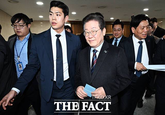 이재명 더불어민주당 대표는 법원이 윤석열 대통령의 구속취소 결정을 내리자 "검찰이 초보적 산수를 잘못했다고 해서 위헌적 군사 쿠데타로 헌정질서를 파괴했다는 명백한 사실은 없어지지 않는다"라고 직격했다. /배정한 기자