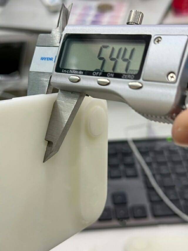 아이폰17 에어 모형의 두께를 잰 모습 (사진=마진 부 엑스@MajinBuOfficial)