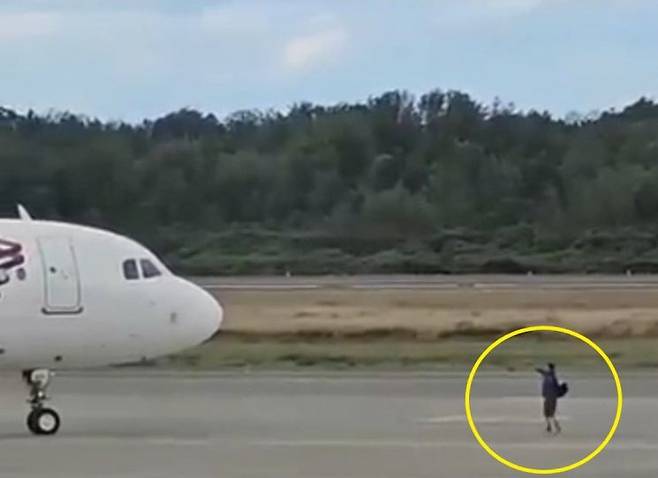 지난 3일(현지시간) 칠레 엘테푸알 공항 활주로에 한 남성이 난입해 비행기를 막아 세우고 있다. 사회관계망서비스(SNS) 캡처