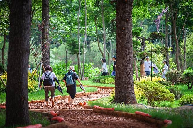 오는 10일 재개장하는 강원도 속초 영랑호 맨발황톳길.뉴시스