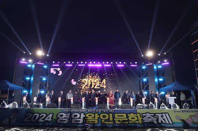 전남 영암군은 오는 29일부터 4월 6일까지 열리는 '2025 영암왕인문화축제'를 찾는 방문객 모두 '누구나 무료버스'를 이용해 왕인박사유적지까지 올 수 있다고 밝혔다. 사진은 '2024 영암왕인문화축제' 개막식 모습. 영암군 제공