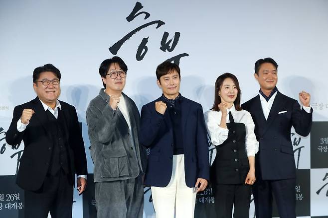 배우 고창석, 현봉식, 이병헌, 문정희, 조우진(왼쪽부터)이 7일 오전 서울 용산구 CGV용산아이파크몰에서 열린 영화 '승부'(감독 김형주) 제작보고회에서 포즈를 취하고 있다. 뉴시스