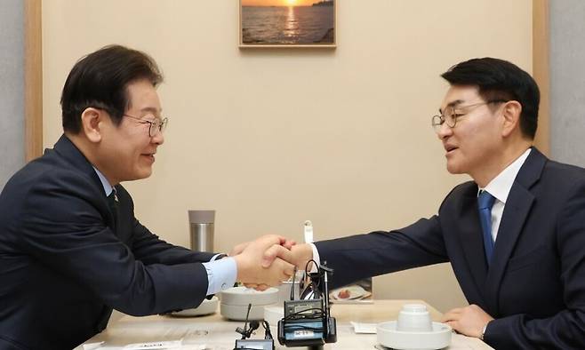 이재명 더불어민주당 대표가 지난 21일 서울 여의도의 한 식당에서 오찬회동 중 대표적 ‘비명계’ 인사인 박용진 전 의원과 악수하고 있다. 국회사진기자단