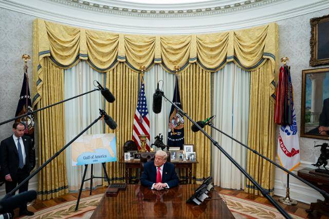 도널드 트럼프 미국 대통령이 6일 워싱턴 백악관 대통령 집무실에서 멕시코와 캐나다에 대한 관세 부과 유예 행정명령에 서명한 뒤 기자들의 질문을 받고 있다. 워싱턴=UPI 연합뉴스