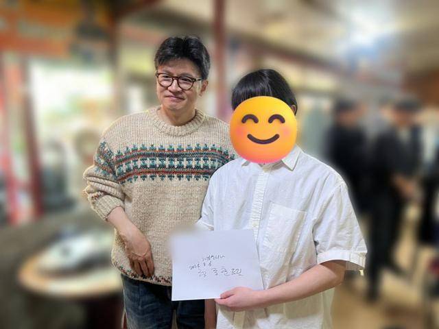 6일 서울 신촌의 한 모임공간에서 열린 '대학생 시국포럼-제1차 백문백답 토론회'가 끝난 후 한동훈 전 국민의힘 대표 앞에서 한 전 대표의 사인 종이를 찢은 대학생의 모습. 사회관계망서비스(SNS) 캡처