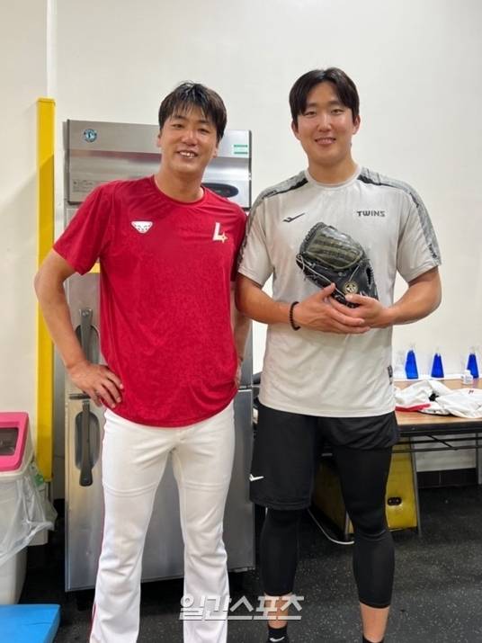 손주영(오른쪽)이 지난 4일 일본 오키나와 전지훈련 도중 김광현으로부터 글러브를 선물받고 기념촬영을 하고 있다. 손주영 제공