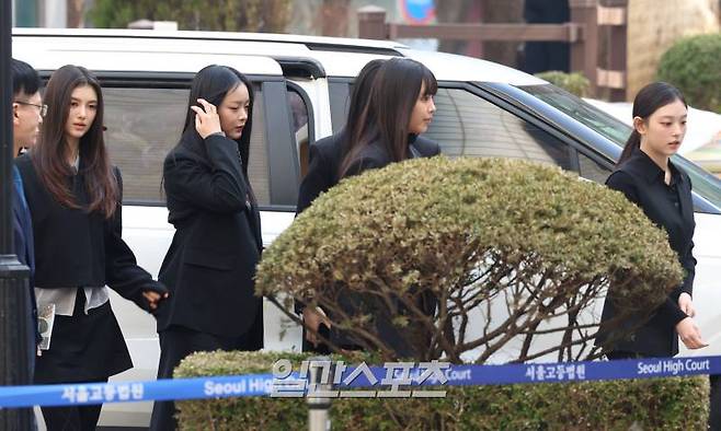 어도어가 뉴진스(NJZ) 멤버들을 상대로 제기한 기획사 지위보전 및 광고계약 체결 등 금지 가처분 심문기일이 7일 오전 서울중앙지법에서 열렸다. 뉴진스가 법원으로 들어서고 있다. 서병수 기자 qudtn@edaily.co.kr /2025.03.07/