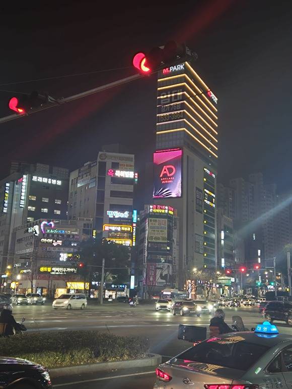 부산광역시 연제구 월드컵대로 M.PARK 건물 외벽에 설치된 세로형 전광판 모습. [사진=박채오 기자]