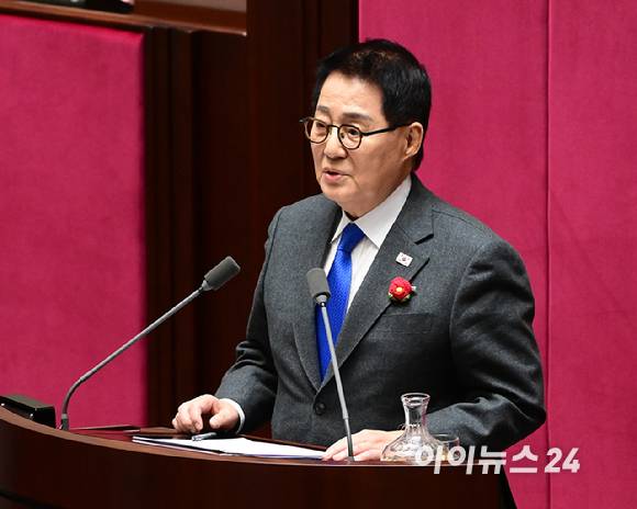 박지원 더불어민주당 의원이 13일 오후 서울 여의도 국회 본회의장에서 열린 제422회 국회(임시회) 제5차 본회의 경제 분야 대정부질문에서 발언하고 있다. [사진=정소희 기자]