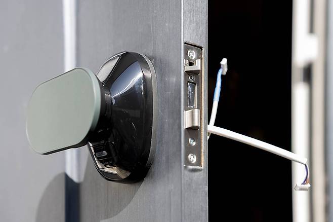 도어록 설치 시 모티스, 실외용 몸체 방향을 문여는 방향에 맞게 고정해야 한다 / 출처=IT동아