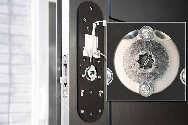 핸들 샤프트를 삽입하고, 케이블을 잘 정리한 다음 문에 잘 고정한다 / 출처=IT동아