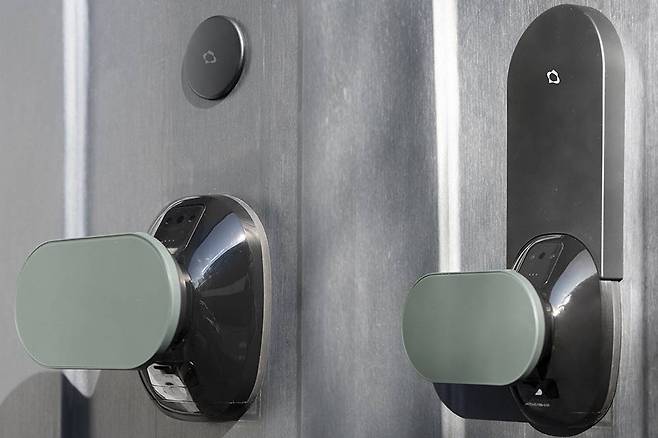 왼쪽이 기본 구성품 마감, 오른쪽은 별매의 데코판넬을 활용한 마감 / 출처=IT동아