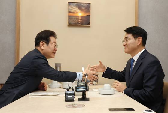 더불어민주당 이재명 대표가 지난달 21일 서울 여의도의 한 식당에서 오찬 회동 중 박용진 전 의원과 악수하고 있다. [연합뉴스]