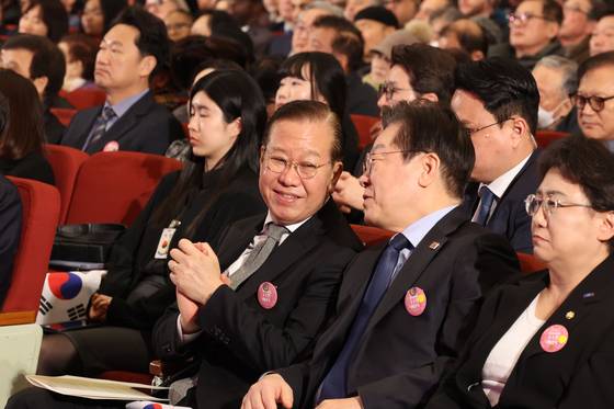 국민의힘 권영세 비상대책위원장과 이재명 더불어민주당 대표가 1일 서울 중구 숭의여자대학교에서 열린 제106주년 3·1절 기념식에서 대화하고 있다. 대통령실사진기자단