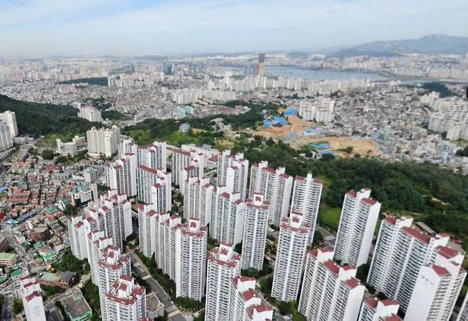 서울 관악구 봉천도 관악드림타워 단지와 뒤로 멀리 보이는 여의도 63빌딩 /네이버지도 항공뷰