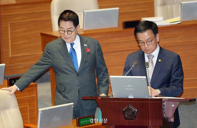 박지원 더불어민주당 의원(왼쪽)이 지난달 13일 국회 본회의 경제분야 대정부질문에서 최상목 대통령 권한대행 부총리 겸 기획재정부 장관 옆에 앉고 있다. 박민규 선임기자