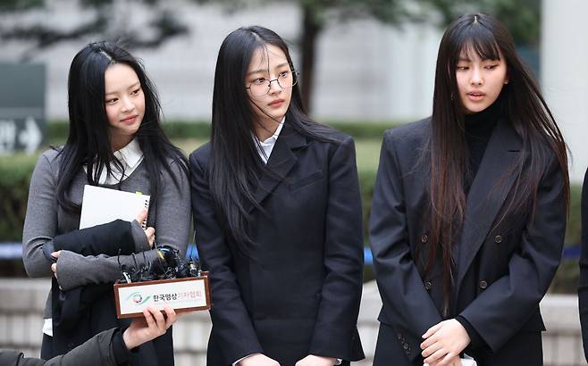 걸그룹 뉴진스(NJZ)의 하니(왼쪽부터), 민지, 혜인이 7일 서울 서초구 서울중앙지방법원에서 열린 '기획사 지위보전 및 광고계약 체결 등 금지' 가처분 신청의 심문기일을 마친 뒤 법원 청사를 나서며 취재진 질문에 답하고 있다. 연합뉴스