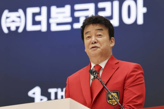 지난해 11월 백종원 더본코리아 대표가 서울 여의도 한국거래소 홍보관에서 열린 '더본코리아 상장식'에서 기념사 중인 모습. /사진=뉴시스