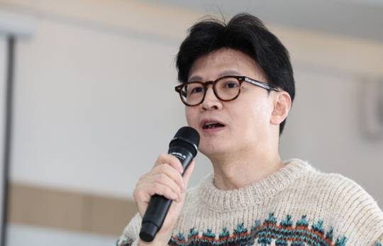 한동훈 전 국민의힘 대표가 6일 서울 서대문구 코지모임공간 신촌점에서 열린 2025 대학생시국포럼 백문백답 토론회에서 ‘대한민국, 그리고 미래세대’를 주제로 강연하고 있다. 연합뉴스