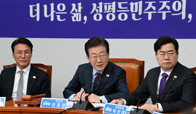 민주당 최고위 이재명(가운데) 더불어민주당 대표가 7일 오전 국회에서 열린 최고위원회의를 주재하고 있다.  곽성호 기자