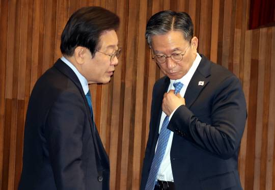 이재명 더불어민주당 대표(왼쪽)와 정성호 더불어민주당 의원. 뉴시스