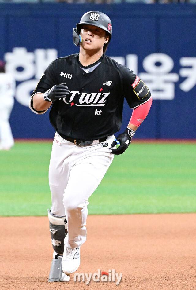 2024년 7월 17일 오후 서울 고척스카이돔에서 진행된 ‘2024 신한 SOL Bank KBO리그’ KT-키움의 경기. KT 강백호가 6회초 2사 1루에서 키움 김동혁을 상대로 투런 홈런을 때린 뒤 그라운드를 돌고 있다./마이데일리