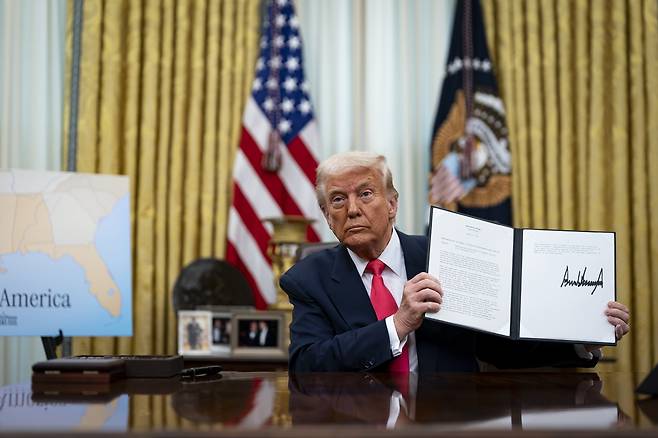 도널드 트럼프 미국 대통령이 6일(현지시간) 미 워싱턴 D.C. 백악관 오벌 오피스에서 캐나다 및 멕시코와의 USMCA(미국-멕시코-캐나다 협정) 무역에 대한 관세를 올해 4월 2일까지 유예하는 행정 명령에 서명했다.  [EPA]