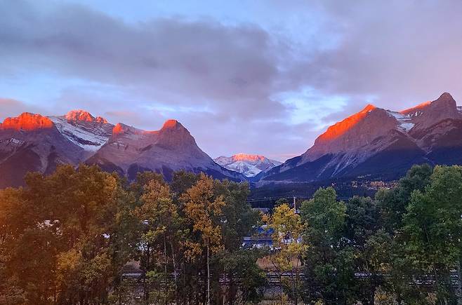 ‘카나나스키스 컨트리’ 캔모어 지역 서쪽 산들이 아침햇살을 받은 모습[함영훈 기자]