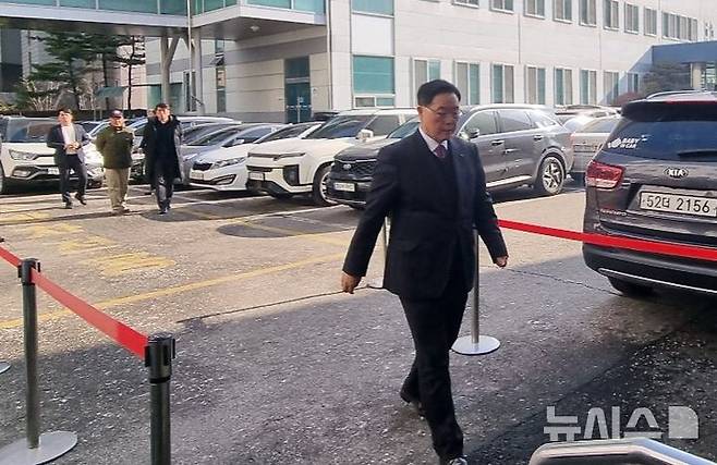 [의정부=뉴시스] 김도희 기자 = 시의원들에게 돈봉투를 돌려 공직선거법위반 혐의로 불구속 기소된 강수현 경기 양주시장이 17일 의정부지방법원에서 열린 첫 재판에 출석하고 있다. 2025.01.17 kdh@newsis.com